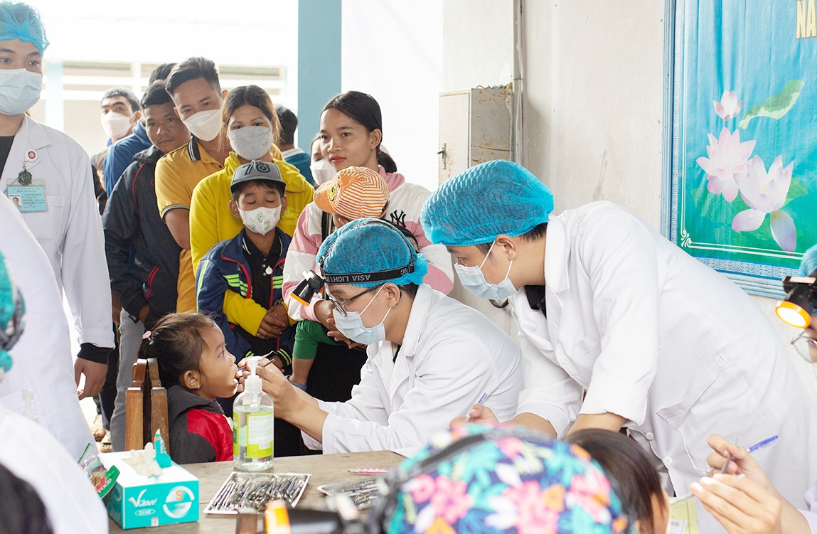 Hoạt động tình nguyện hiến máu nhân đạo và khám chữa răng miệng miễn phí của Đại học Duy Tân